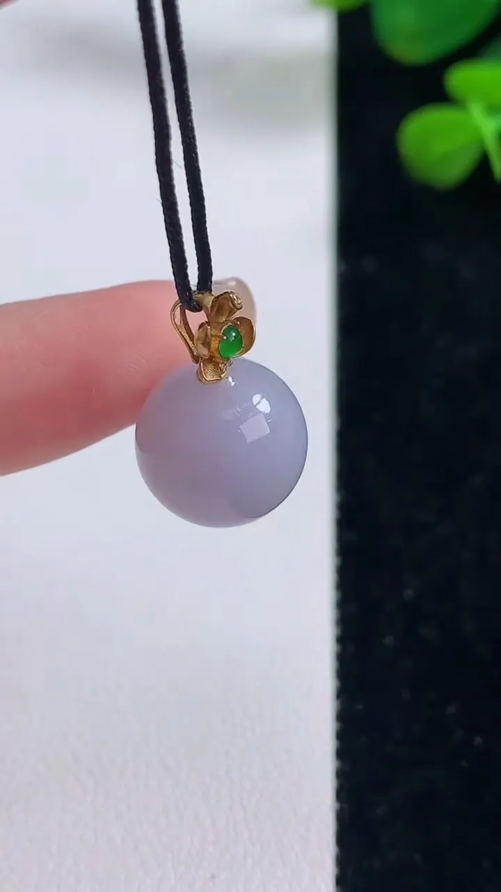天然A货翡翠18k金紫罗兰圆珠吊坠，尺寸12.8，重量:4.05g8月28日
工厂直销收藏佳品,种好水足，色泽均匀，有种有色，上手高大气！