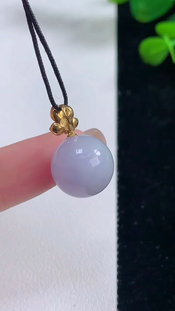 天然A货翡翠18k金紫罗兰圆珠吊坠，尺寸12.8，重量:4.05g8月28日
工厂直销收藏佳品,种好水足，色泽均匀，有种有色，上手高大气！