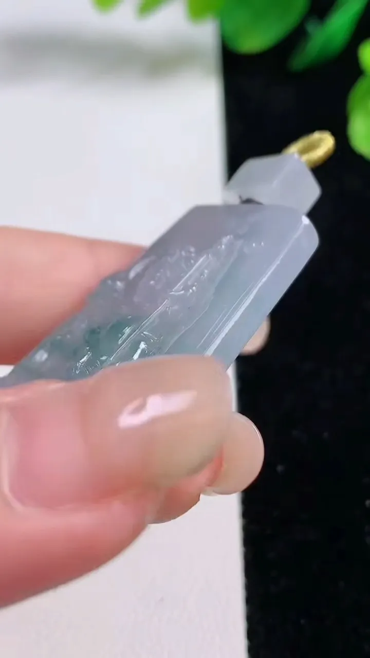 天然A货翡翠冰种飘花虚空藏观音菩萨吊坠，尺寸46-28-5.6，重量:17.76g
8月28日