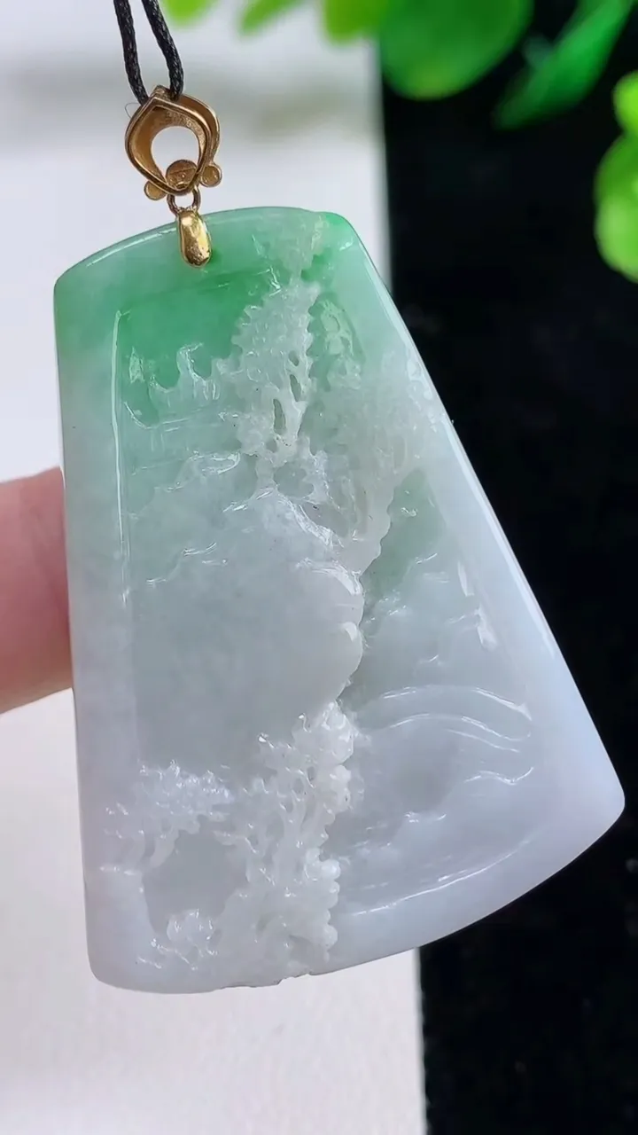 天然A货翡翠山水牌吊坠，尺寸427.-31-10.4，重量:22.85g
8月28日