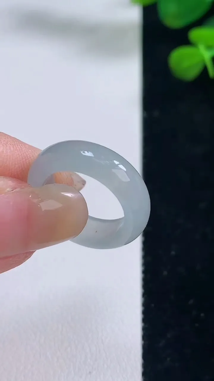 天然A货翡翠指环 戒指，尺寸15.5-5.7-3，重量:3.34g2025年8月28日
工厂直销收藏佳品,种好水足，色泽均匀，有种有色，上手高大气！