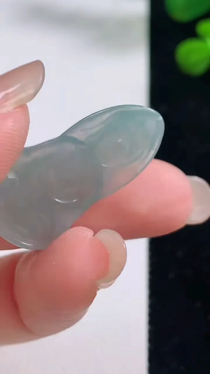 天然A货翡翠观音菩萨吊坠，尺寸30-17.4-4.3，重量:3.90g
8月28日