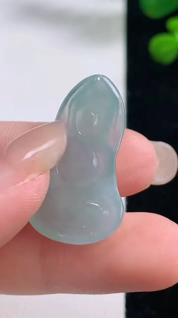 天然A货翡翠观音菩萨吊坠，尺寸30-17.4-4.3，重量:3.90g
8月28日