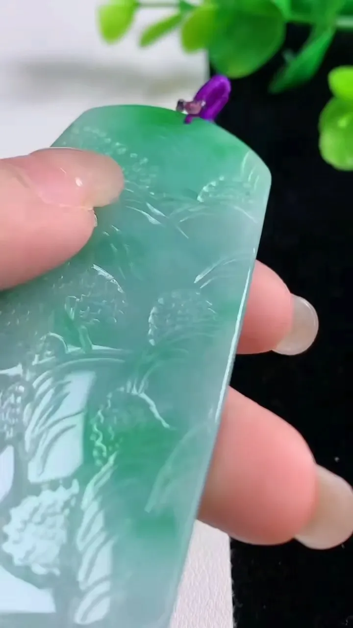 天然A货翡翠山水牌吊坠，尺寸73.8-39.2-5.2，重量:35.75g
8月28日