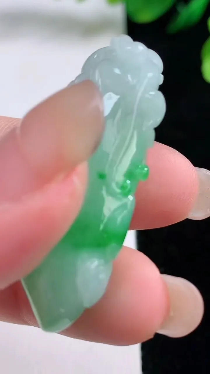 天然A货翡翠福瓜吊坠，尺寸41.8-14.6-12.2，重量:13.55g
8月28日