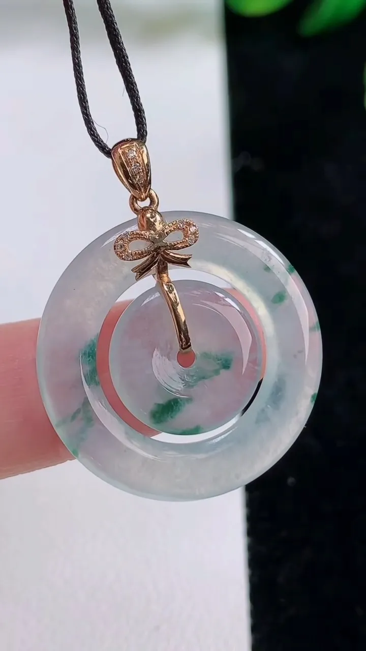 天然A货翡翠种飘花母子平安扣吊坠，尺寸25-2.7，重量:4.02g
8月28日