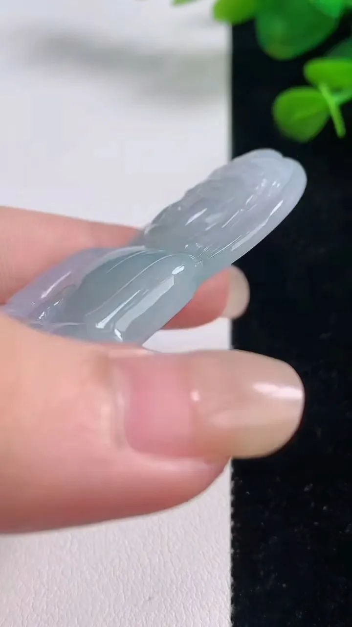 天然A货翡翠正装观音菩萨吊坠，尺寸64.5-39-6，重量:27.26g
8月28日