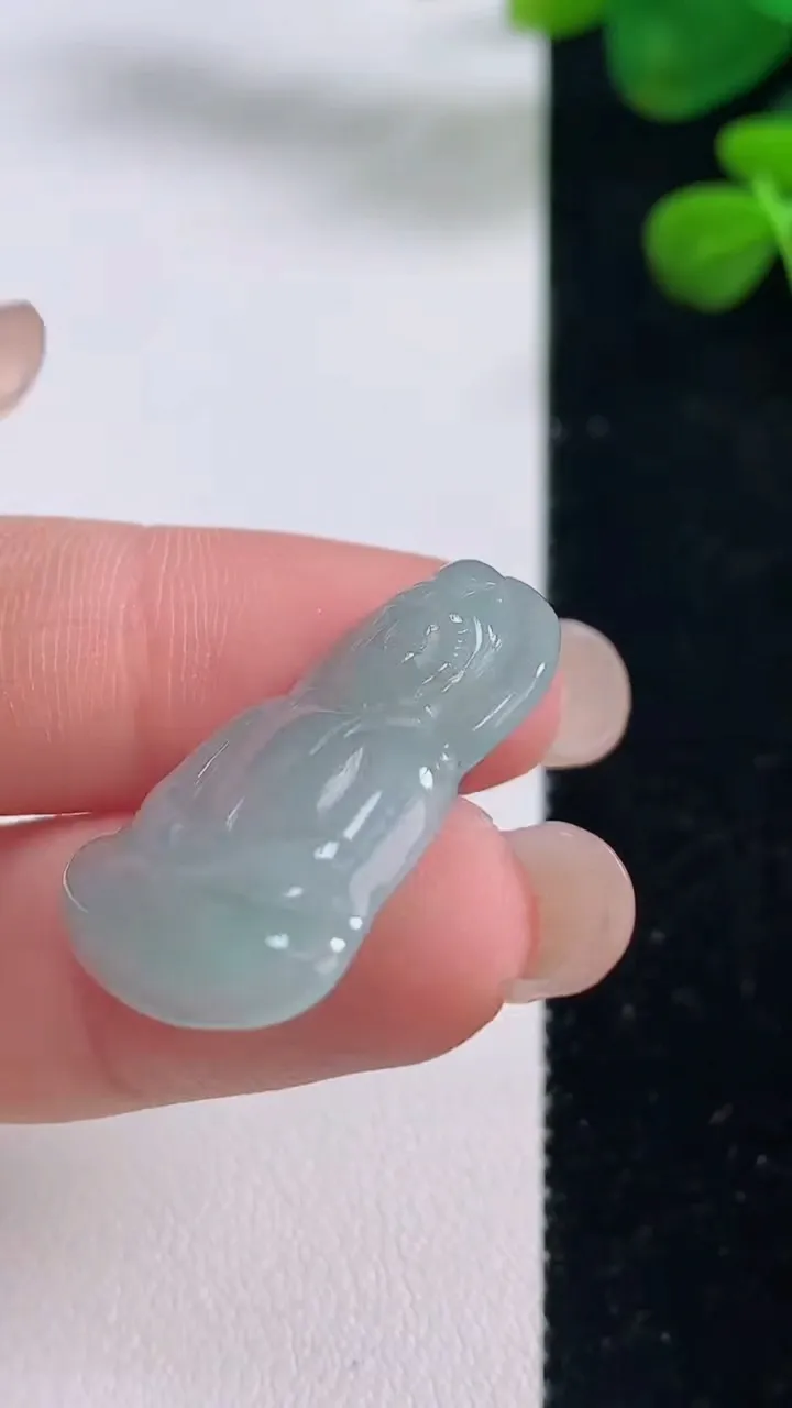 天然A货翡翠观音菩萨吊坠，尺寸27.7-18.3-4，重量:3.99g
8月28日