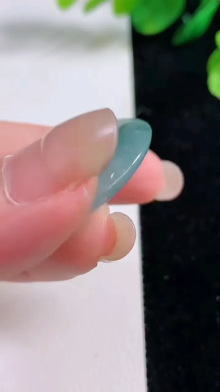天然A货翡翠冰种飘花平安扣吊坠，尺寸34.4-5.8，重量:14.30g
8月28日