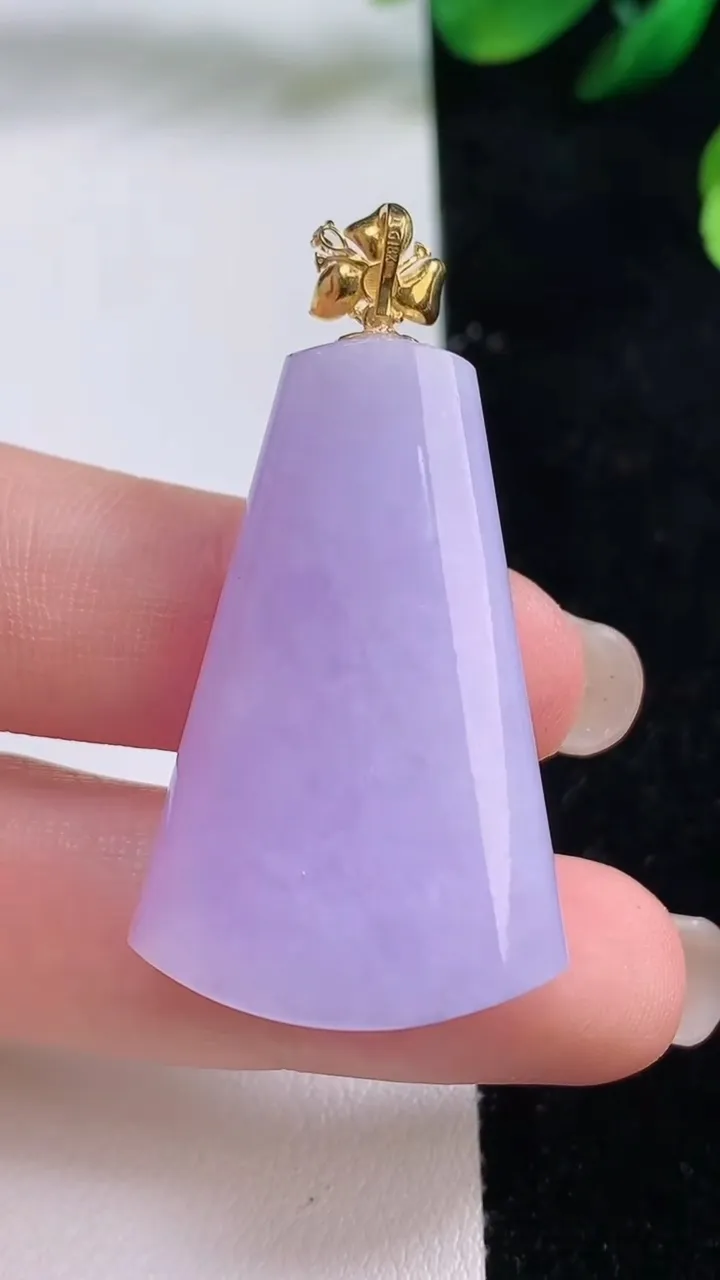天然A货翡翠18k金紫罗兰无事牌吊坠，尺寸37.3-24-8.7，重量:14.18g
8月28日
