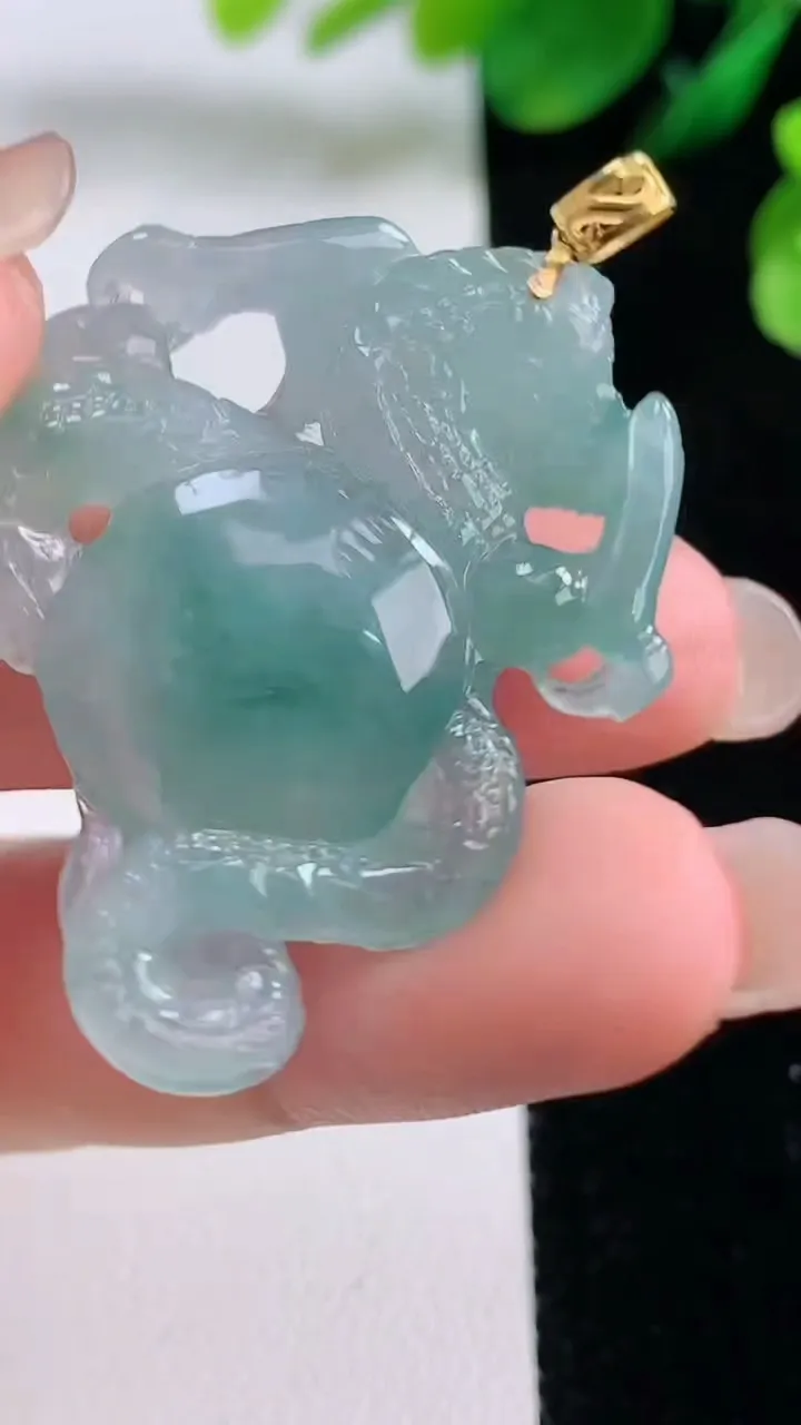 天然A货翡翠龙牌吊坠，尺寸39-29.5-8.2，重量:10.88g
8月28日