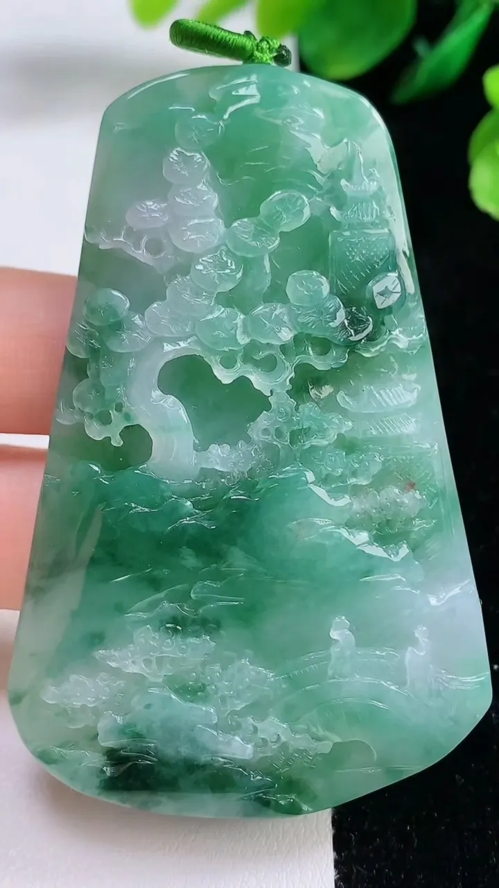 天然A货翡翠山水牌吊坠，尺寸68.6-45-7.8，重量:43.66g
8月28日