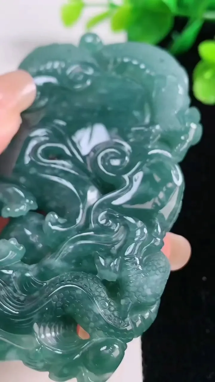 天然A货翡翠蓝水龙牌吊坠，尺寸82.5-48-13.5，重:82.56g
8月28日