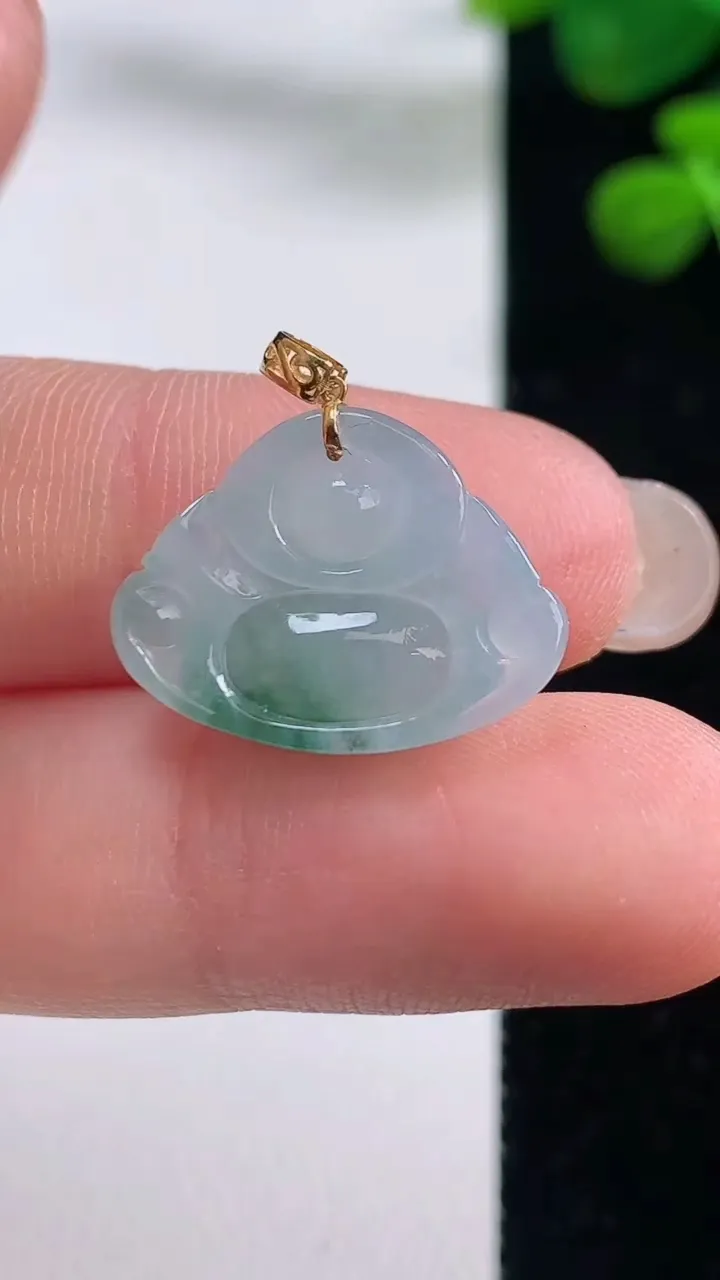 天然A货翡翠种飘花佛公吊坠，尺寸14.2-19-5.7，重量:2.40g
8月28日
