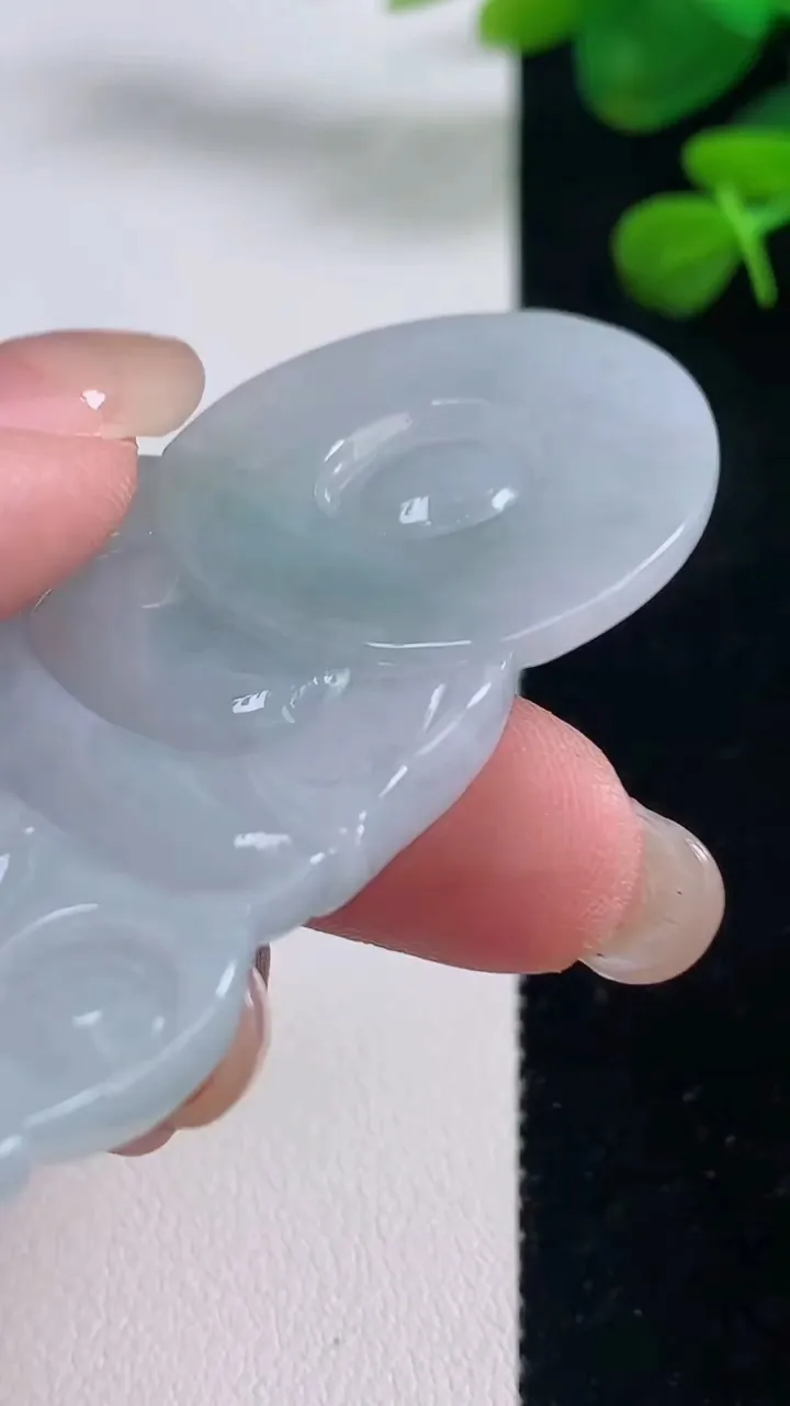 天然A货翡翠正装观音菩萨吊坠，尺寸64.5-39-6，重量:27.26g
8月28日