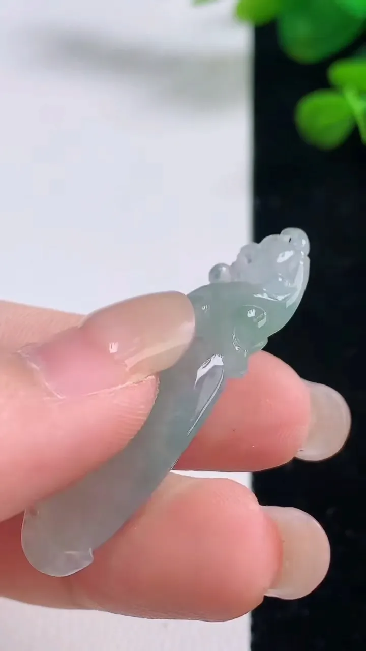 天然A货翡翠福瓜吊坠，尺寸42.5-12.7-5.7，重量:5.16g
8月28日