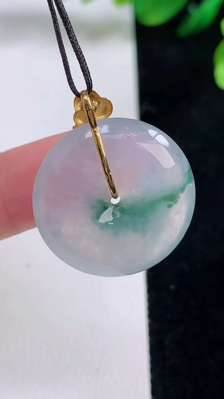 天然A货翡翠种飘花平安扣吊坠，尺寸24-5.6，重量:6.83g
8月28日
