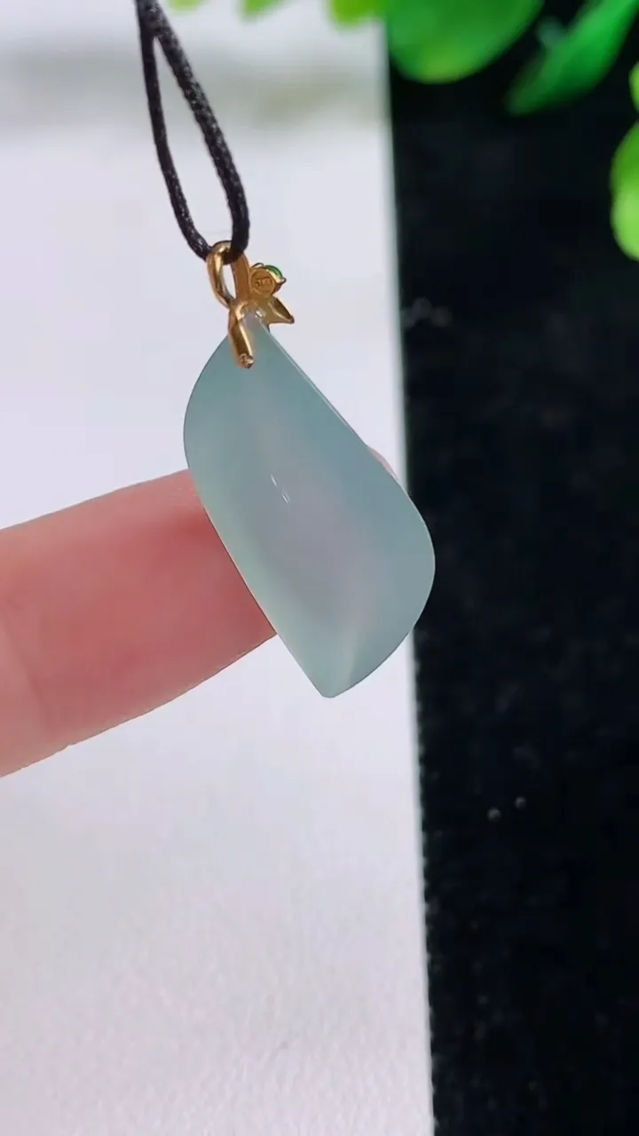 天然A货翡翠随形吊坠，尺寸22.8-6，重量:2.15g
8月28日