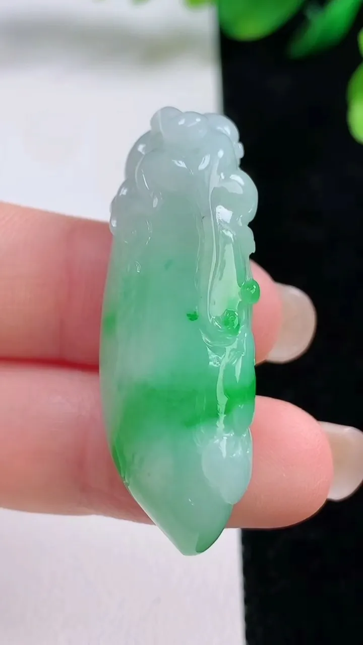 天然A货翡翠福瓜吊坠，尺寸41.8-14.6-12.2，重量:13.55g
8月28日