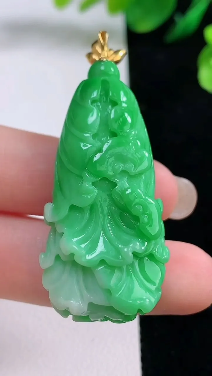 天然A货翡翠白菜吊坠，尺寸46-21-11.6，重量:19.24g
8月28日