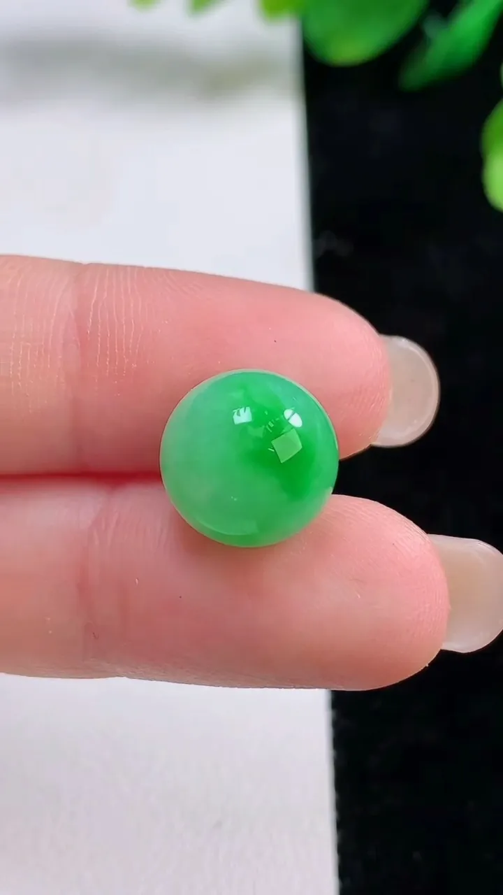 天然A货翡翠圆珠镶嵌件，尺寸11.7，重量:2.81g
8月28日