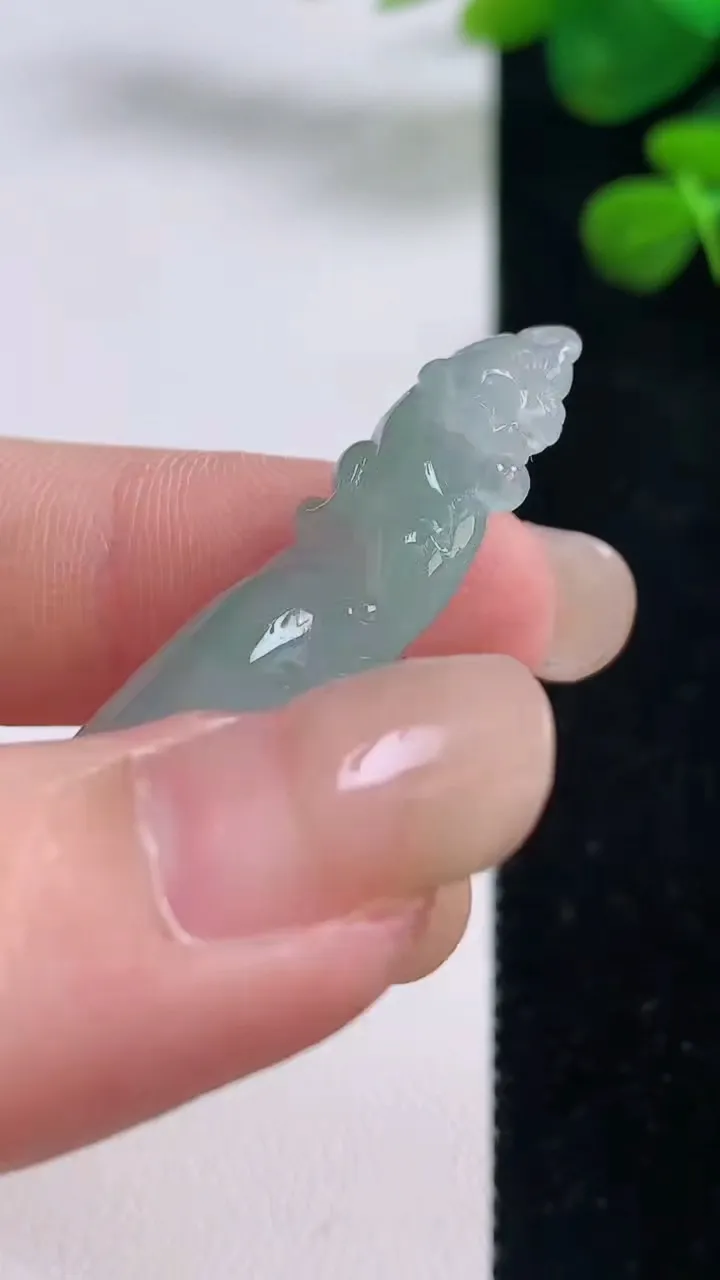 天然A货翡翠福瓜吊坠，尺寸42.5-12.7-5.7，重量:5.16g
8月28日