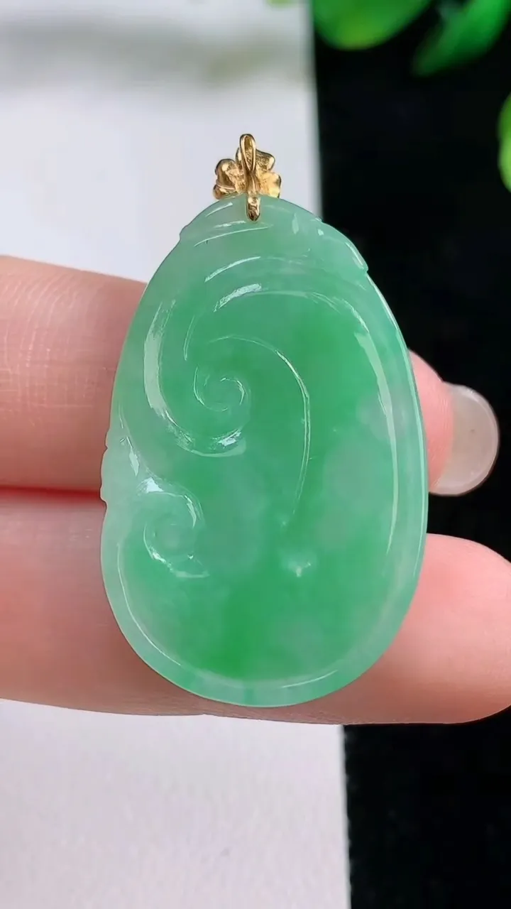 天然A货翡翠如意吊坠，尺寸32.2-21.8-3.6，重量:6.00g
8月28日