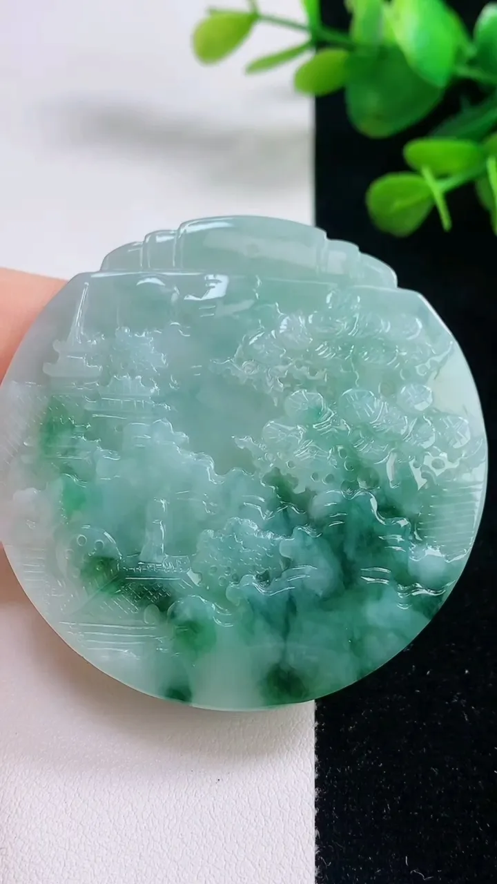 天然A货翡翠牌吊坠，尺寸55.8-5.7，重量:36.33g
8月28日