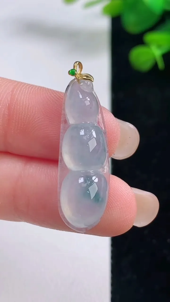 天然A货翡翠种飘花福豆 四季豆吊坠，尺寸30.5-10.2-5.8，重量:3.00g
8月28日