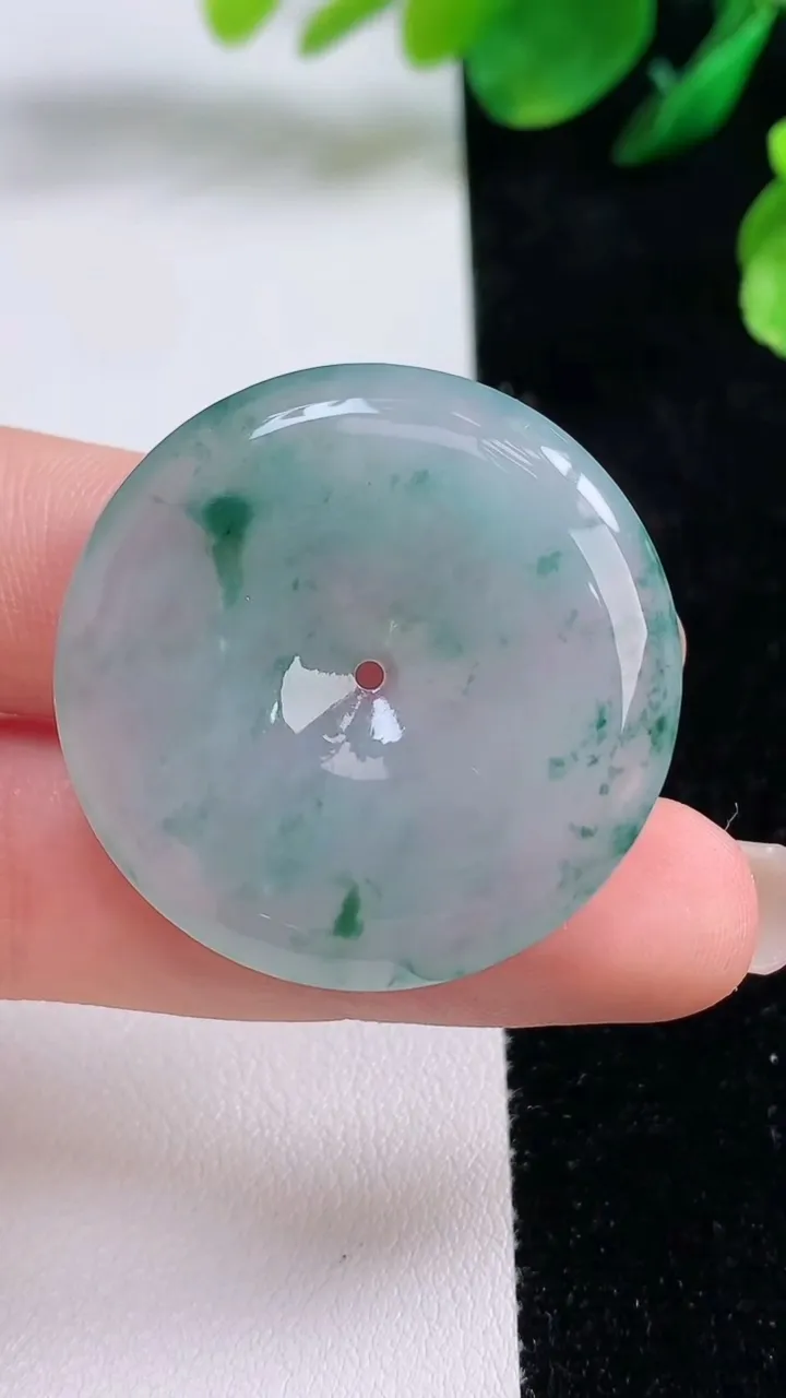 天然A货翡翠冰种飘花平安扣吊坠，尺寸34.4-5.8，重量:14.30g
8月28日