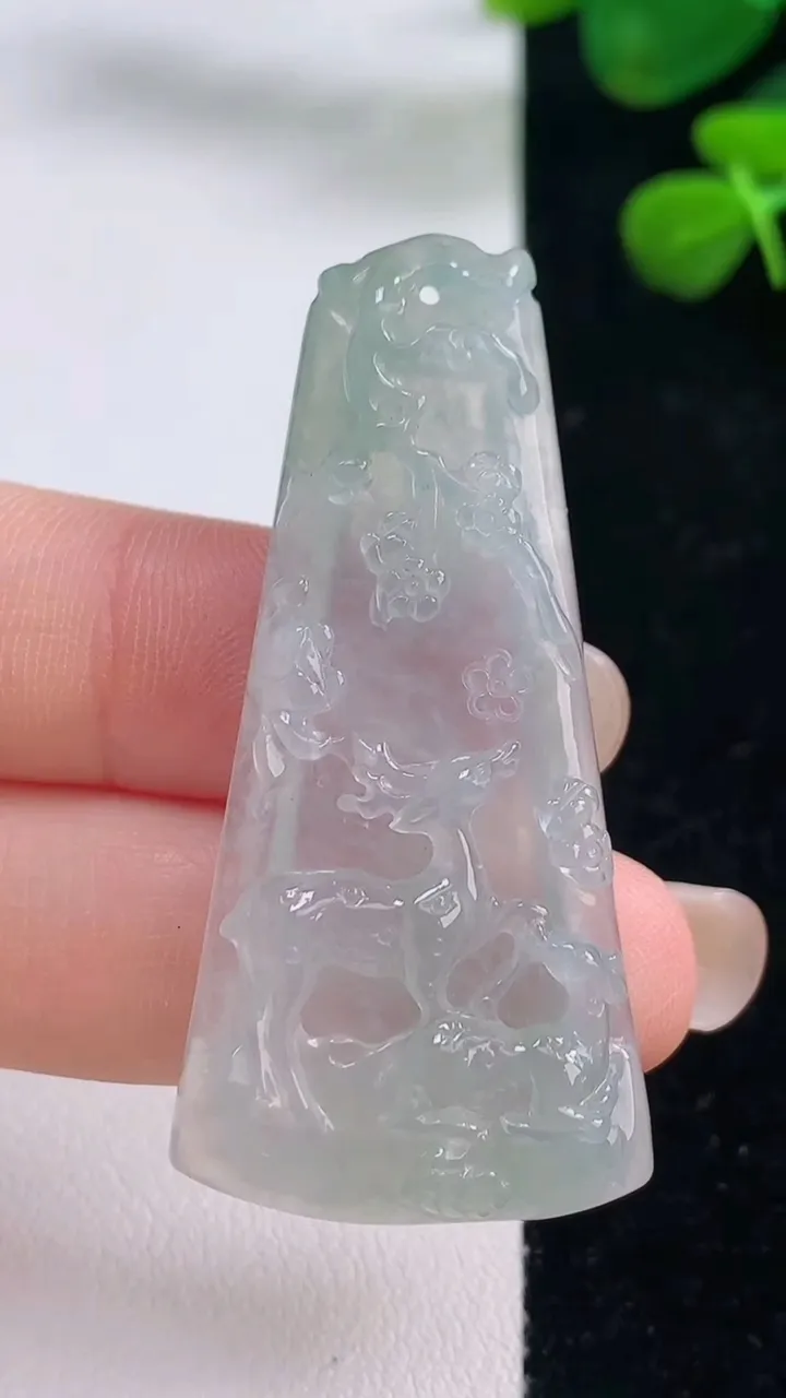 天然A货翡翠梅花鹿吊坠，尺寸48.8-23.8-6.7，重量:12.62g
8月28日