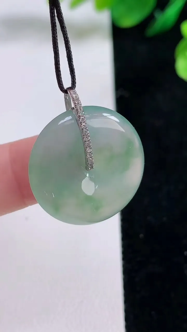 天然A货翡翠平安扣吊坠，尺寸23.2-4.8，重量:5.84g
8月28日