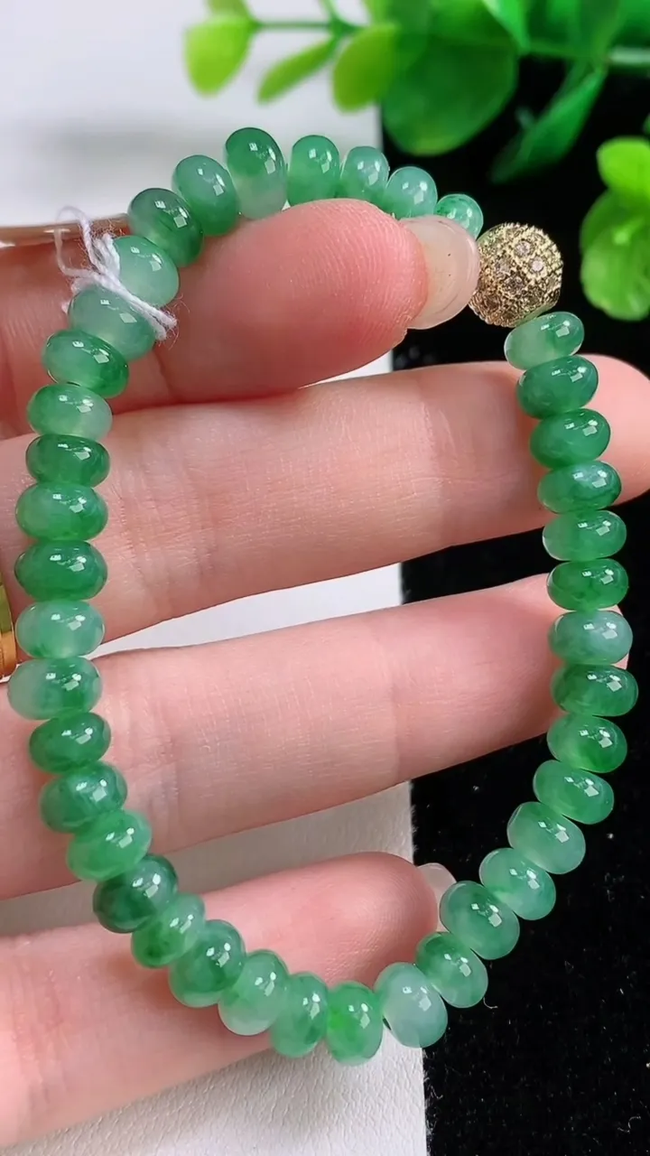 天然A货翡翠算盘珠手串，尺寸6.7-4.7-40颗，重量:14.20g8月28日
工厂直销收藏佳品,种好水足，色泽均匀，有种有色，上手高大气！