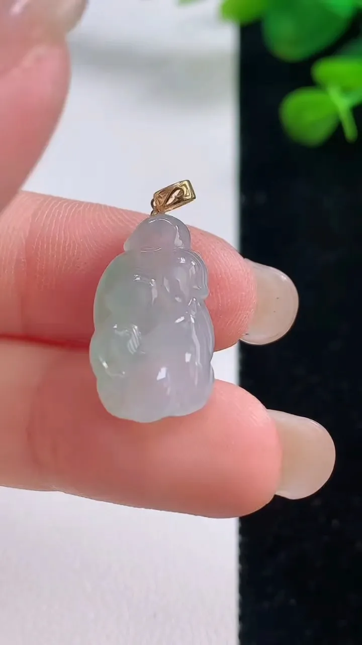 天然A货翡翠生肖兔吊坠，尺寸20-11.6-4.2，重量:2.05g
8月28日