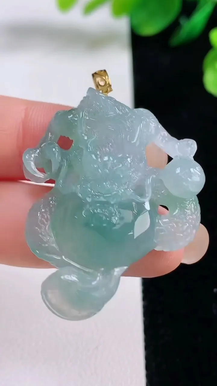 天然A货翡翠龙牌吊坠，尺寸39-29.5-8.2，重量:10.88g
8月28日