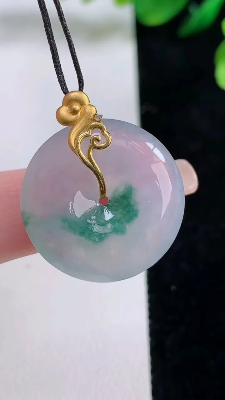 天然A货翡翠种飘花平安扣吊坠，尺寸24-5.6，重量:6.83g
8月28日
