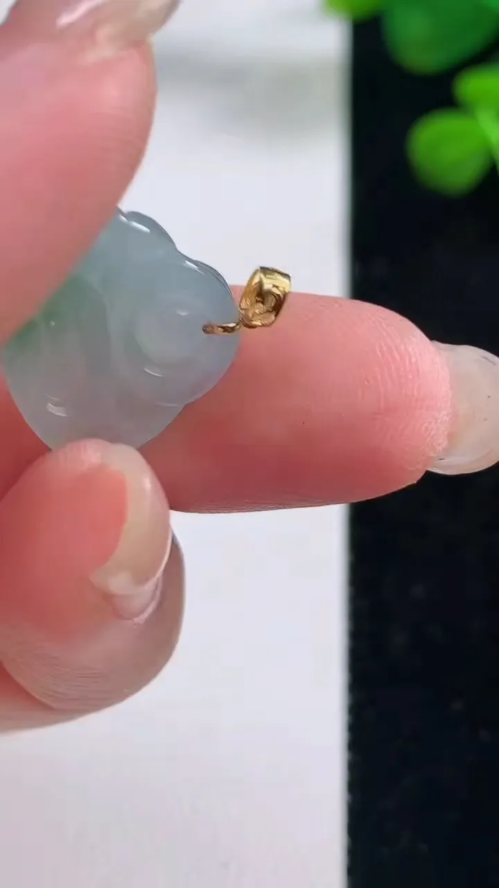 天然A货翡翠种飘花佛公吊坠，尺寸14.2-19-5.7，重量:2.40g
8月28日