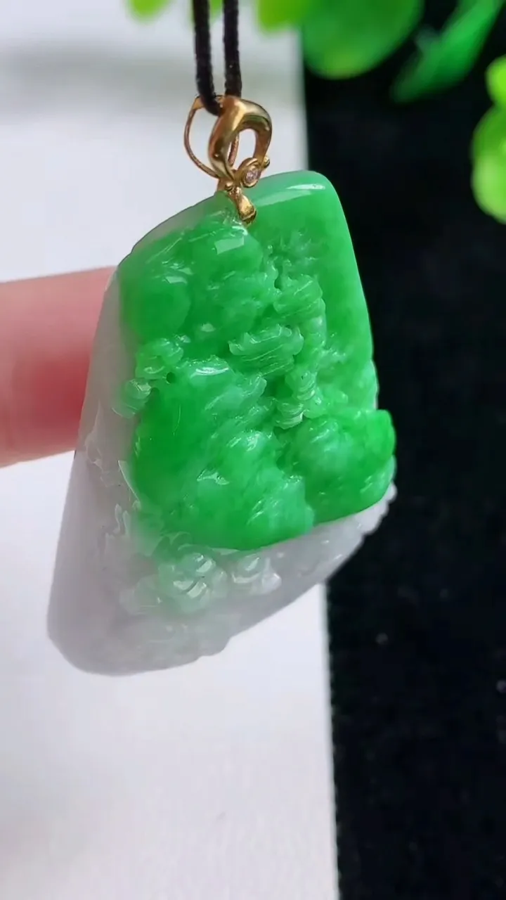 天然A货翡翠山水牌吊坠，尺寸427.-31-10.4，重量:22.85g
8月28日