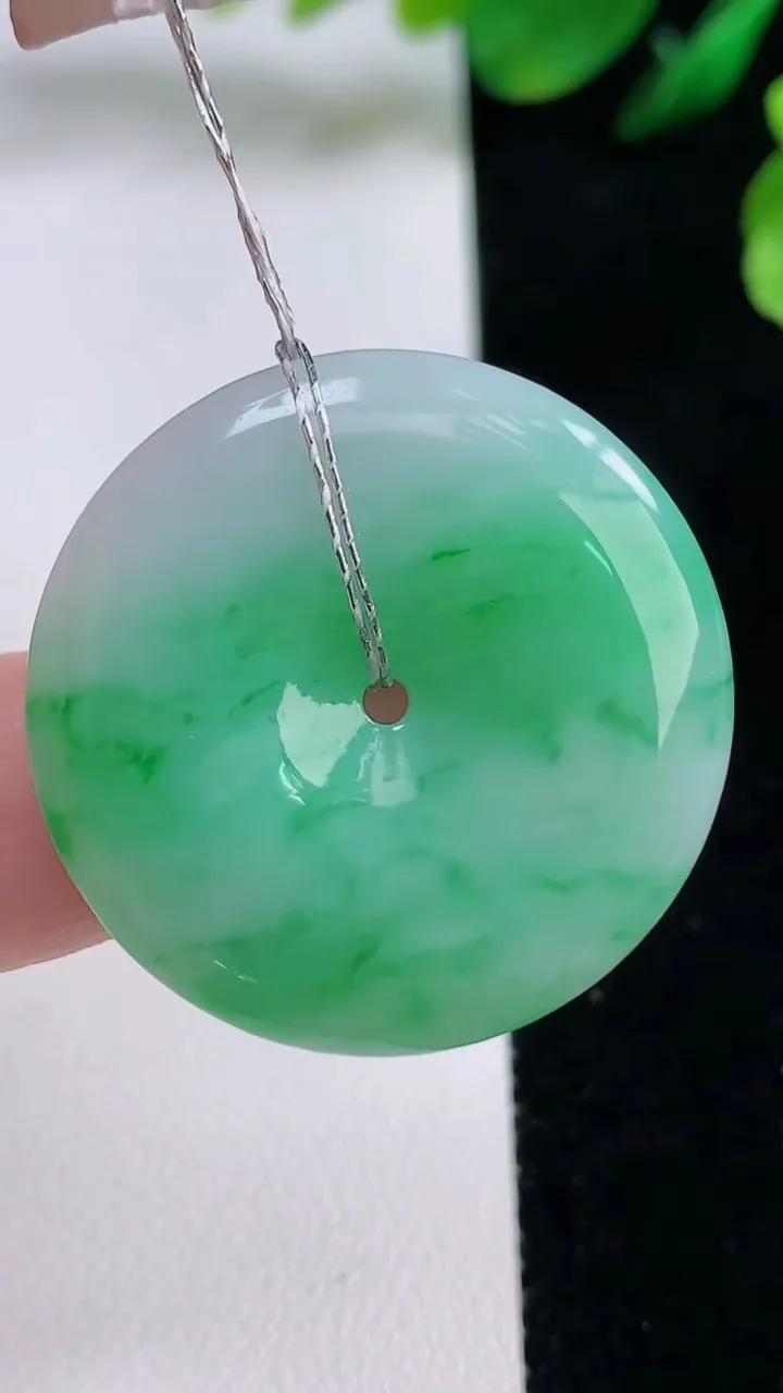 天然A货翡翠平安扣吊坠，尺寸32-6，重量:12.59g
8月28日