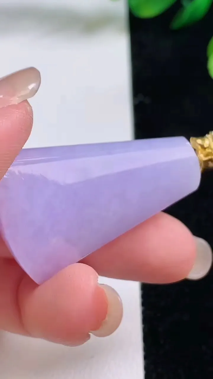 天然A货翡翠18k金紫罗兰无事牌吊坠，尺寸37.3-24-8.7，重量:14.18g
8月28日