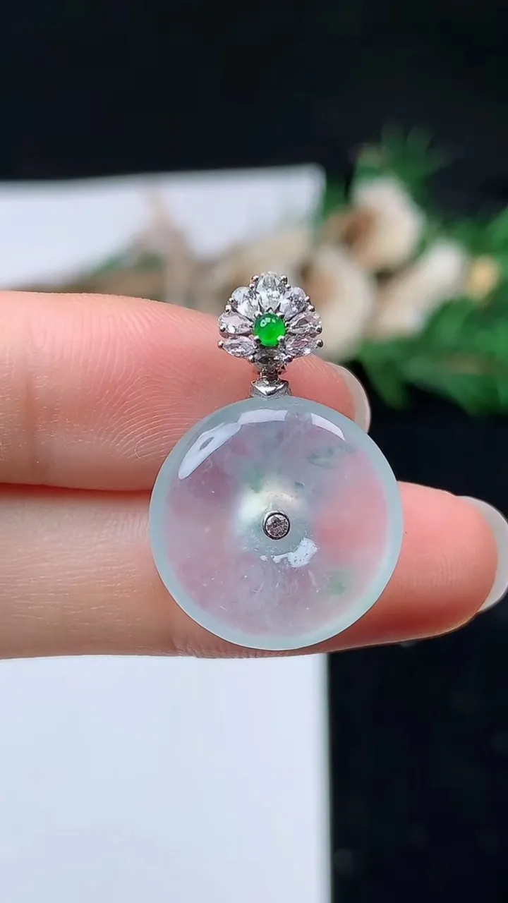 天然A货翡翠平安扣吊坠，尺寸17.5-4.8，重量:3.90g
8月28日