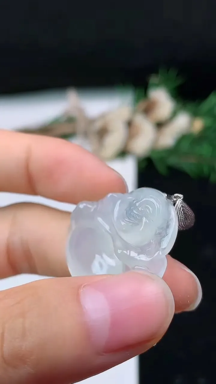 天然A货翡翠白冰佛公吊坠，尺寸24.8-30-6.6，重量:7.00g
8月28日