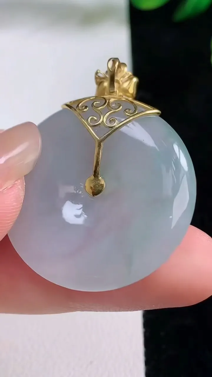 天然A货翡翠平安扣吊坠，尺寸31-2，重量:13.20g
8月28日