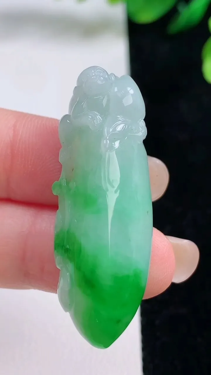 天然A货翡翠福瓜吊坠，尺寸41.8-14.6-12.2，重量:13.55g
8月28日