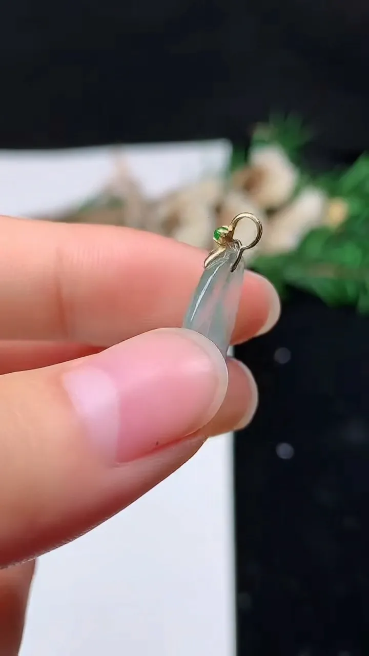 天然A货翡翠白冰金枝玉叶 叶子吊坠，尺寸24.4-13.3-3.5，重量:2.00g
8月28日