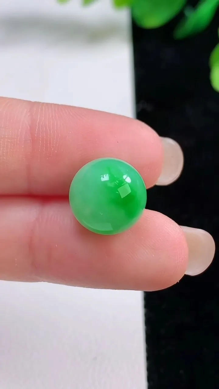天然A货翡翠圆珠镶嵌件，尺寸11.7，重量:2.81g
8月28日