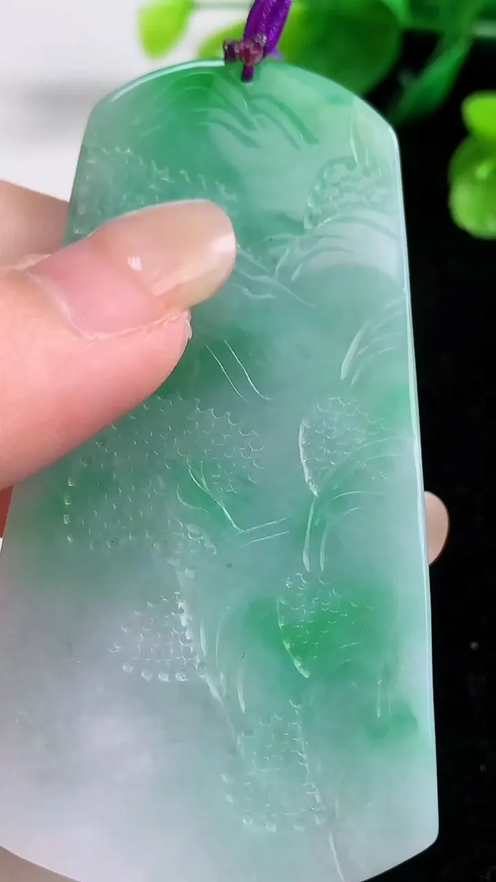 天然A货翡翠山水牌吊坠，尺寸73.8-39.2-5.2，重量:35.75g
8月28日