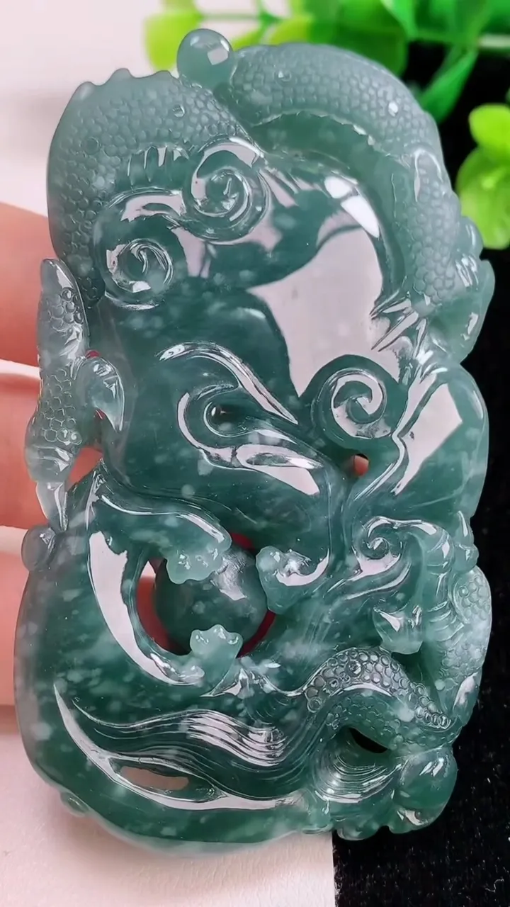 天然A货翡翠蓝水龙牌吊坠，尺寸82.5-48-13.5，重:82.56g
8月28日