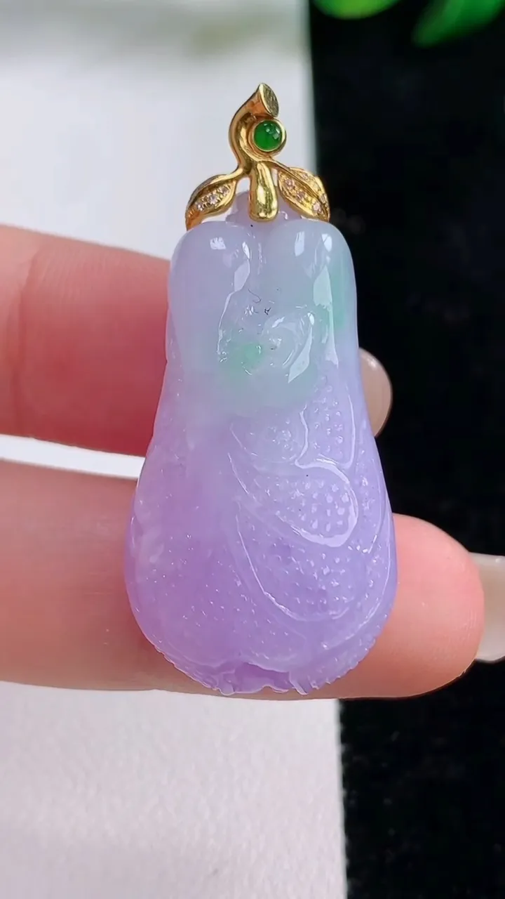 天然A货翡翠18k金春带彩紫罗兰白菜吊坠，尺寸31.8-18.5-11.6，重量:12.61g
8月