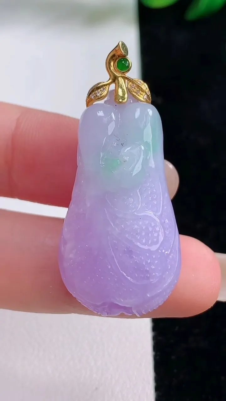 天然A货翡翠18k金春带彩紫罗兰白菜吊坠，尺寸31.8-18.5-11.6，重量:12.61g
8月28日